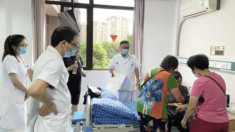 在了解护工和保姆的职责后，家庭在选择时可以从以下几个方面进行考虑：